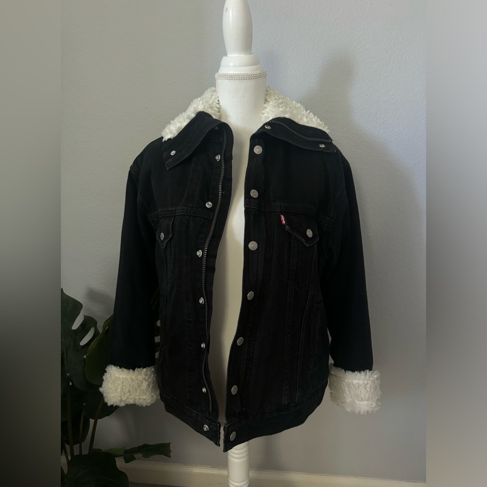 Black Levi’s Sherpa Denim Jacket - Picture 6 of 6